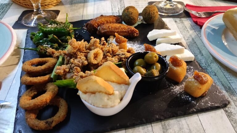 Guía de tapas en barrios no turísticos para disfrutar auténtica gastronomía