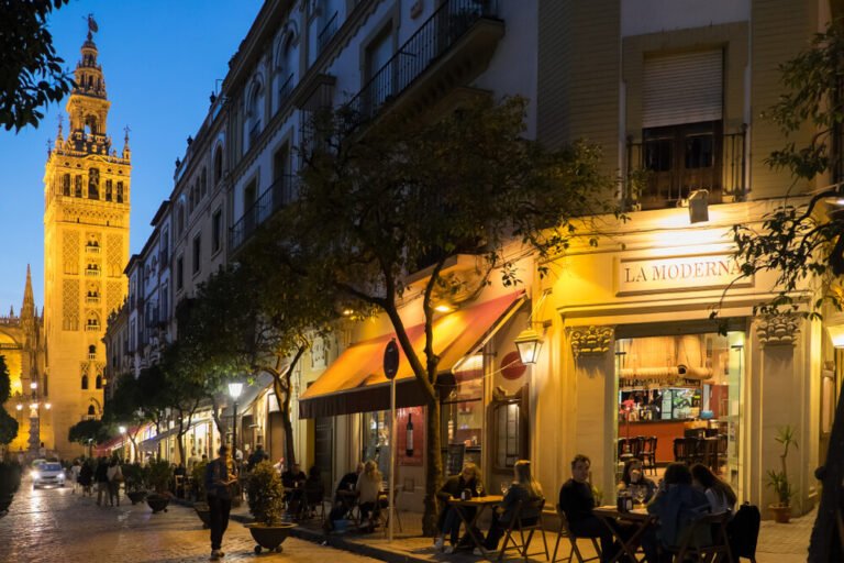 Zonas con ambiente cultural nocturno en ciudades españolas